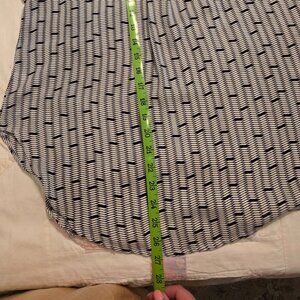 Lush top lbouse v-neck black/white pattern women's sz Medium